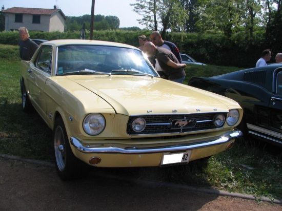 Old but good, une Mustang.