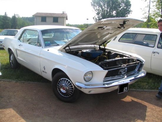 Place aux anciennes, voici une superbe Mustang