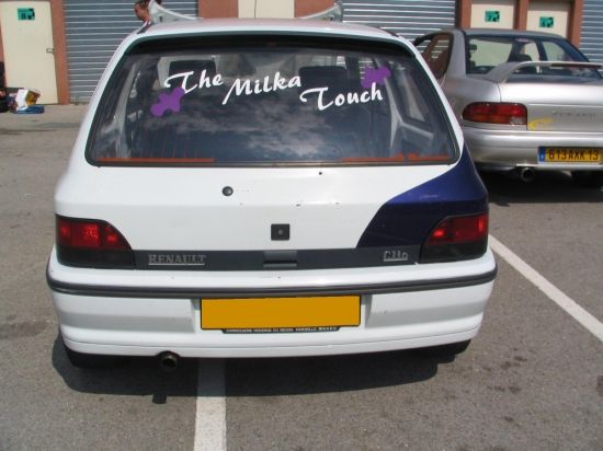 Une Clio taill&eacute;e pour la piste