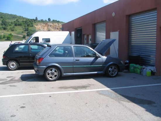 Pr&eacute;paration de la Fiesta RS Turbo avant la piste