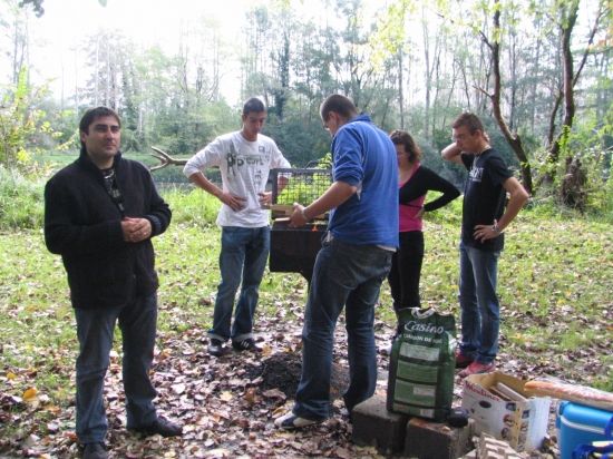 Pilou pr&eacute;pare le barbecue