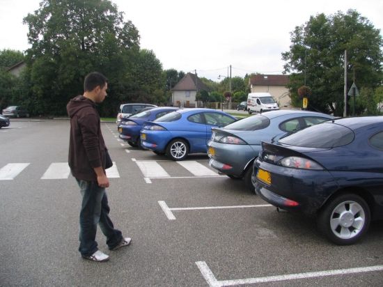 Matthieu qui regarde un tas de Puma