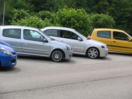 Une Astra OPC entour&eacute;e de Clio RS