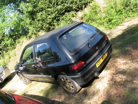 Renault Clio 16s Rust outside